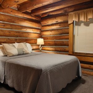 Cabin 9, Room 913, Queen