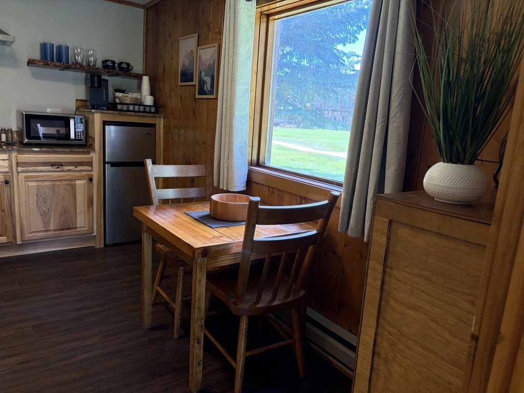Cabin 5 Breakfast Nook