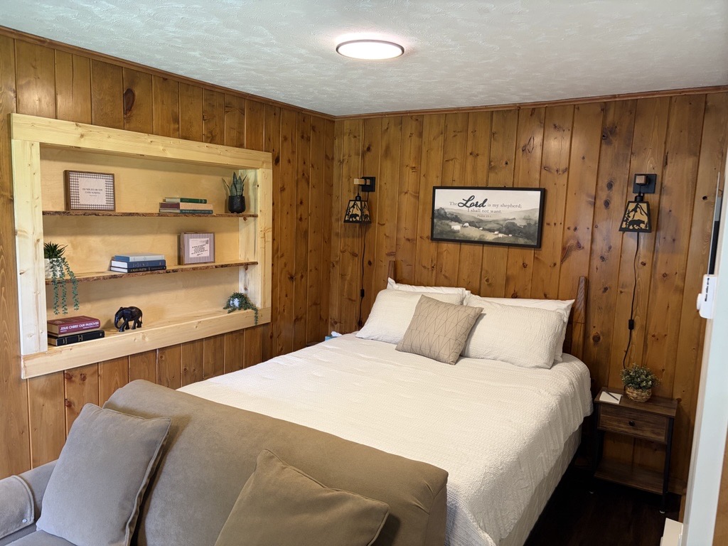 Cabin 5 Queen Bedroom